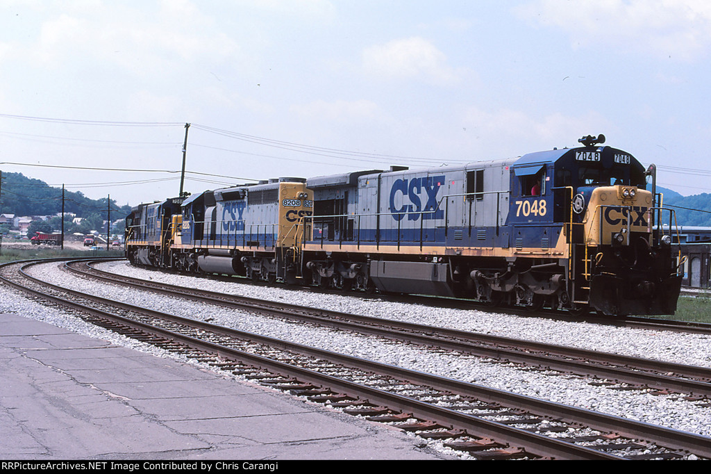CSXT 7048 on Q383